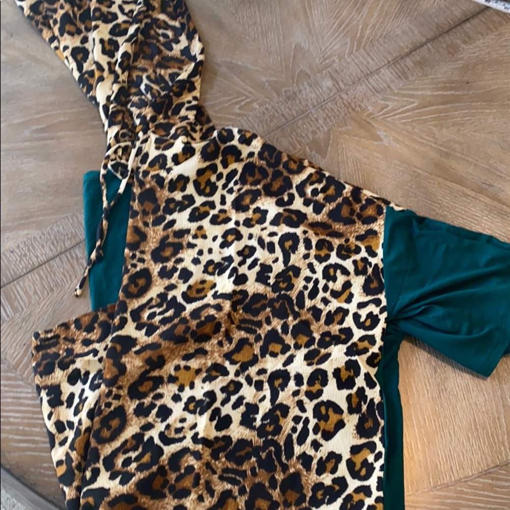 Trendy Leopard print/emerald green short sleeve hooded tunic top-boutique - Picture 3 of 5